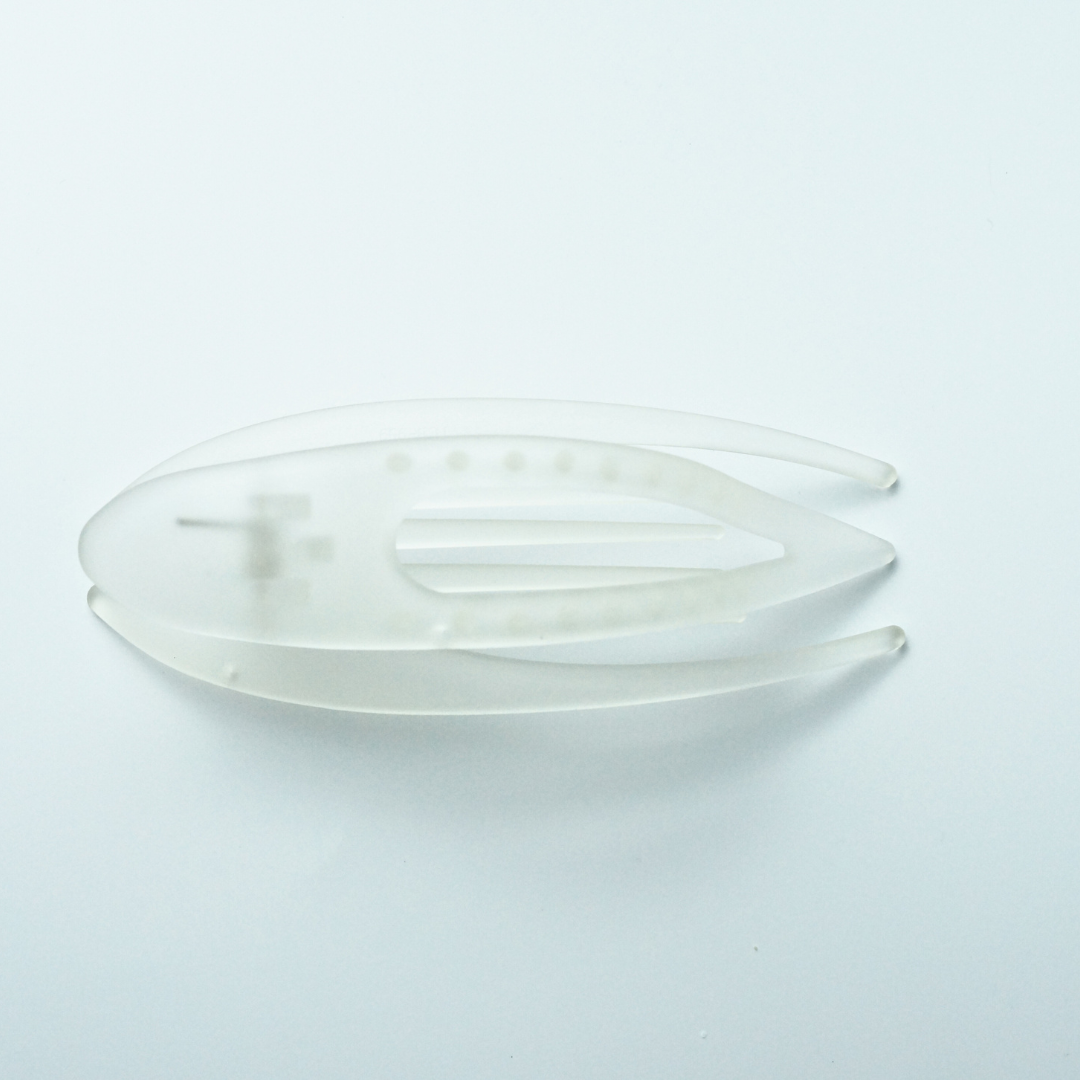 Nordglans Triangel Hårklämma – Modern Design